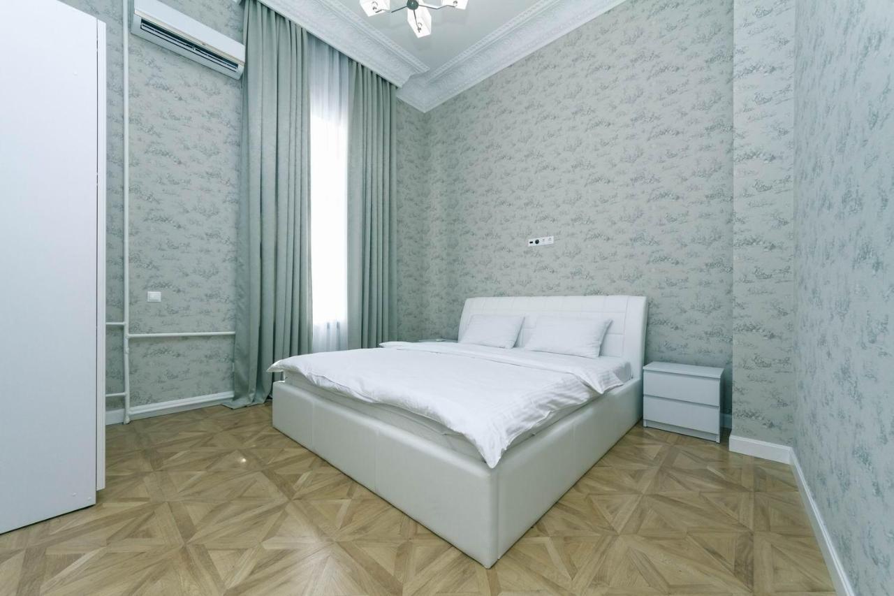 Luxury Beatiful Apartment On Pyshkinska Street Kiev Esterno foto